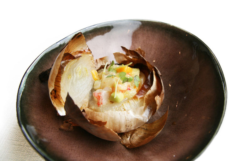“Cipolla scorticata con ceviche di gamberi viola”